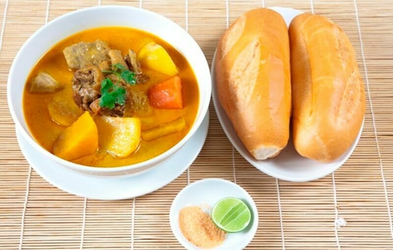 Món cà ri gà sữa tươi kèm bánh mì