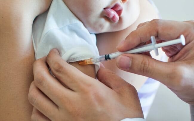 Trẻ thường bị sốt sau mỗi lần tiêm phòng