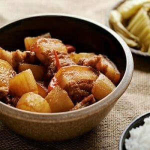 Cách làm món thịt heo kho củ cải trắng ngon cho bữa ăn thêm hấp dẫn