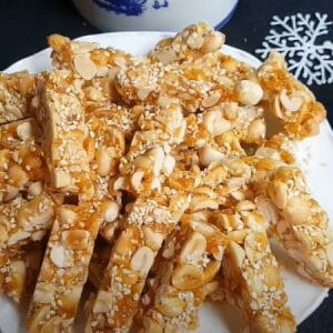 Hướng dẫn cách làm kẹo lạc truyền thống giòn tan, ngon như ngoài tiệm