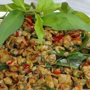 Lạ miệng với món hến xào sa tế cay nồng hấp dẫn