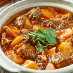 Cách làm 2 món bò hầm khoai tây và hầm tiêu xanh bằng nồi cơm điện