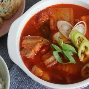 Cách nấu canh kim chi thịt heo cấp tốc đơn giản thơm ngon