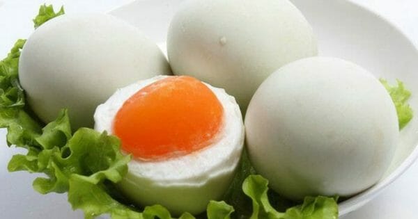 2 Cách làm trứng vịt muối tại nhà, đơn giản mà ngon và đẹp mắt