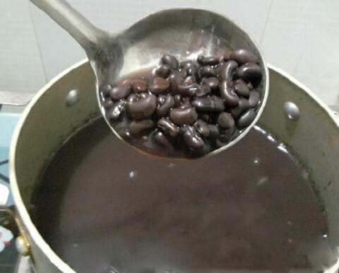 Nấu đậu đen với nước đường