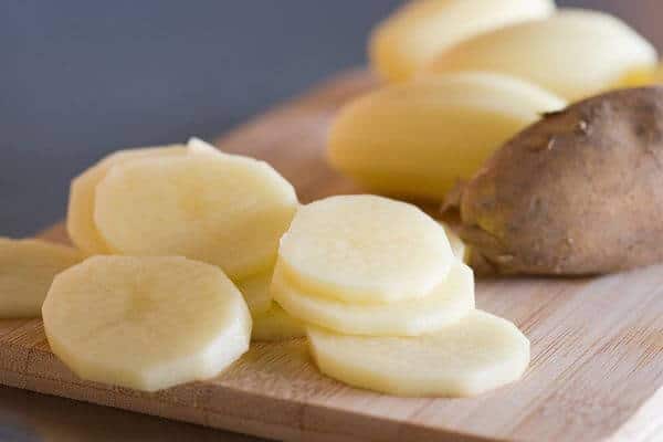 Thái khoai tây thành lát mỏng