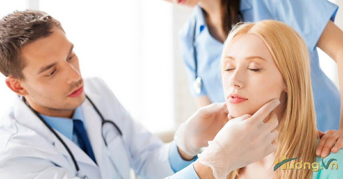 mụn mọc dai dẳng và nhiều bất thường thì nên đến gặp bác sĩ để việc điều trị