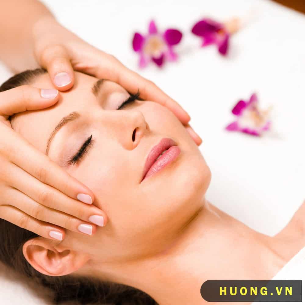 Massage mặt giúp lưu thông máu