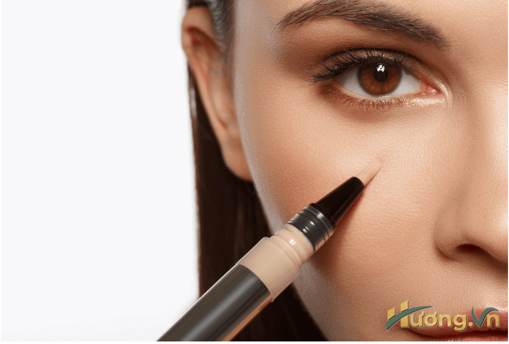 , dùng cọ chấm kem che khuyết điểm lên nốt mụn