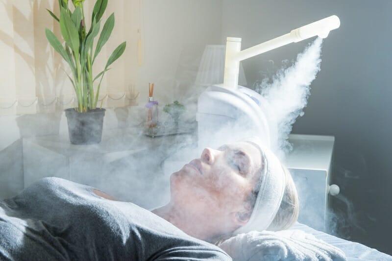 xông hơi nóng bằng máy ozone để lấy đi bụi bẩn từ sâu bên