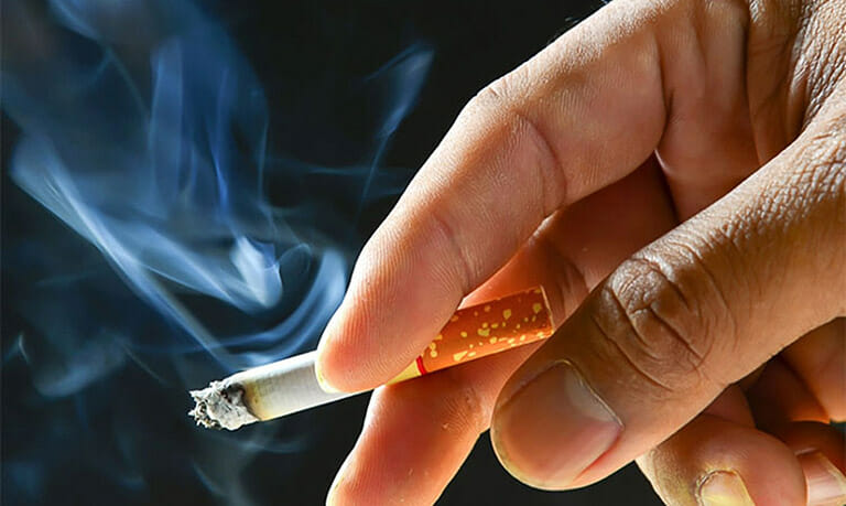 Nicotin trong thuốc lá khiến răng bị vàng 