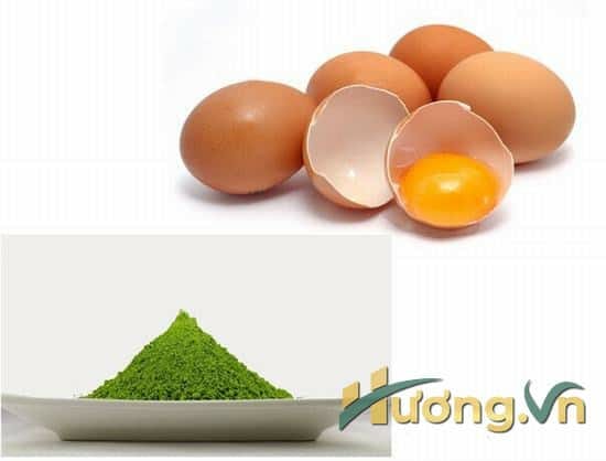 Đắp bột trà xanh với lòng trắng trứng gà