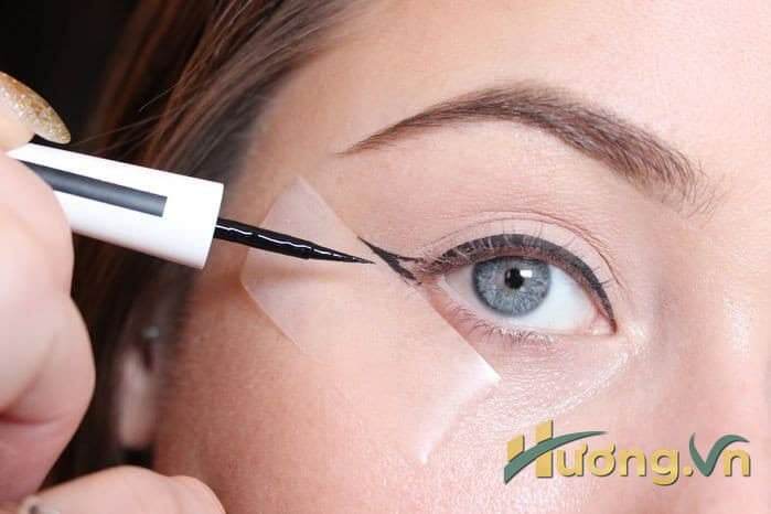 Nên dùng dụng cụ hỗ trợ để kẻ mắt